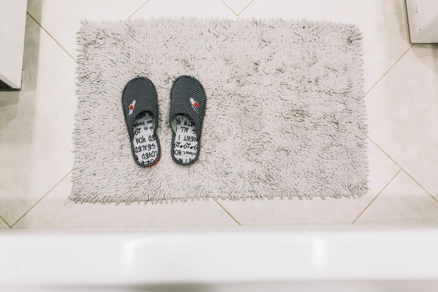 如果擔心防滑地墊不好清理，可以在浴室門口放止滑地墊，也是一個簡單的辦法。（圖片取自／Freepik）