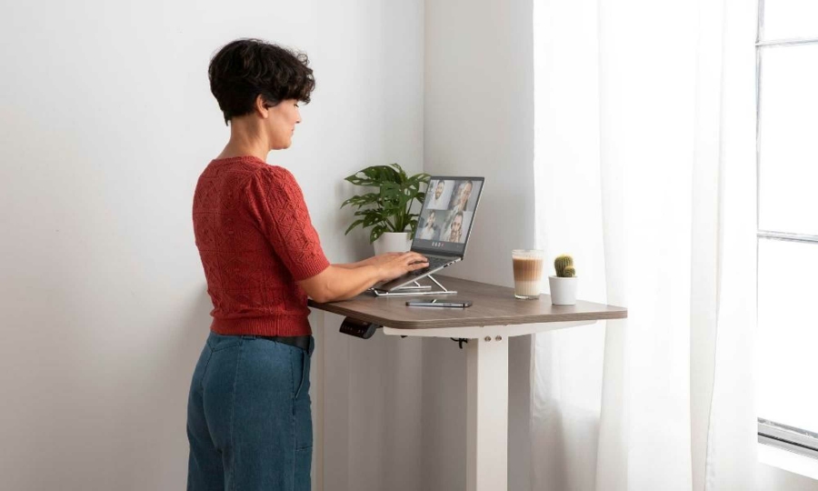 升降辦公桌更是眾多遠距工作者會考慮配置的辦公家具之一。照片來源: freepik