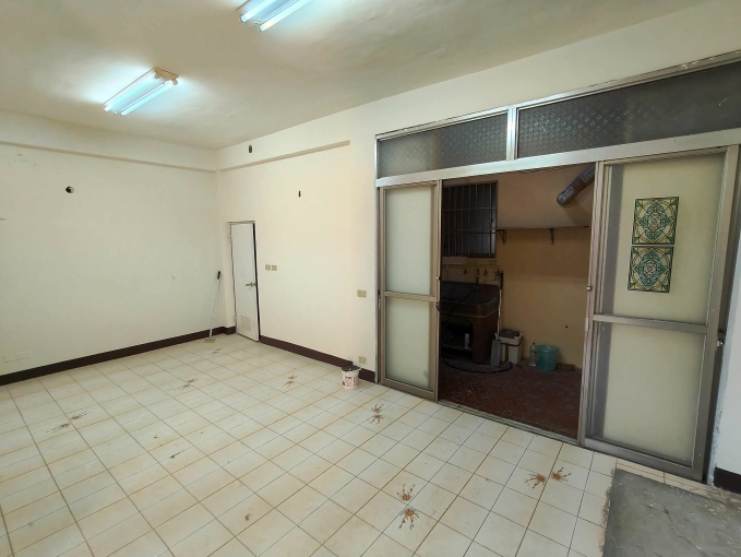 橘子🍊老樹公園8米寬大庭院一樓平房🍊可營登一切來談😊（第2張）