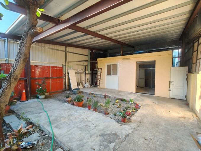 橘子🍊老樹公園8米寬大庭院一樓平房🍊可營登一切來談😊