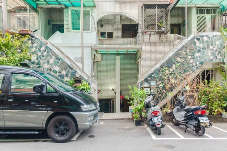 新店市區別墅 三房二廳三衛大陽台 裕隆商城 - Image 2