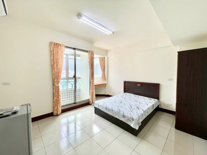 嶺東✨小陽台❤️垃圾桶💕機車位 - Image 1