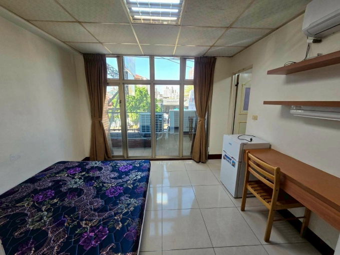 大里>落地窗>陽台>青年中學美套房 - Image 1