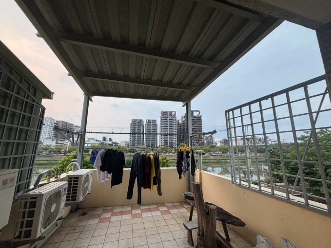 免仲介費🏠後勁溪河堤旁舒適大房間，多木質裝潢｜鄰近日月光楠梓科技園區X學區國昌國中X高大（第8張）