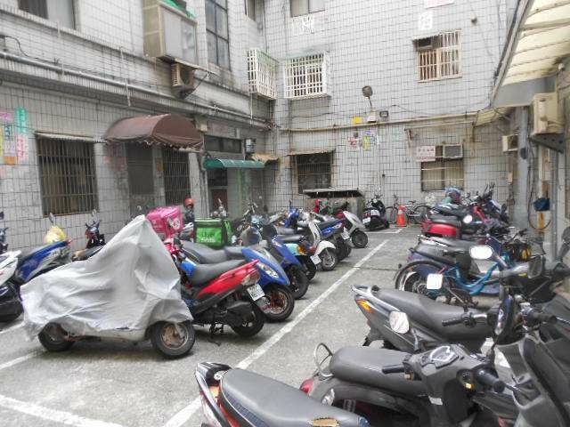 免仲介費 中原商圈內電梯5樓網路套房出租 只付水電費 - Image 11