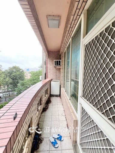 🎉金山街前段優質機能/10坪寬敞大套房/可租補/獨立陽台洗衣機/洗澡使用瓦斯/一層兩戶/採光通風良好/垃圾集中🎉 - Image 5