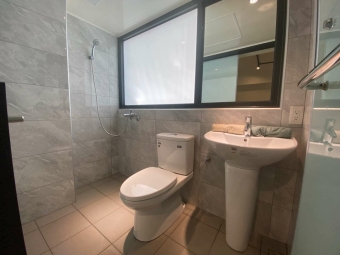 租補*很新電梯大套房*陽台*機車位*子母車~（第11張）