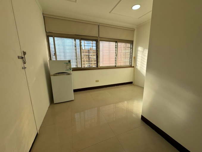 近三重國小捷運站，兩房一廳一衛 - Image 1