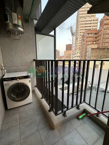 近棒球場.大遠百精緻陽台電梯網路套房 - Image 6