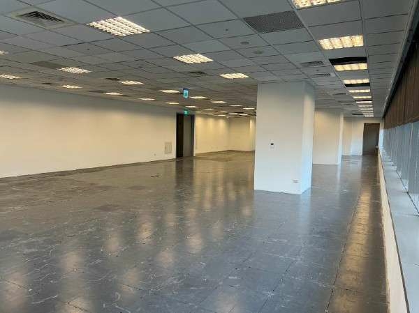 ☆捷運松山站☆指標商業大樓、邊間、挑高氣派門廳（第3張）