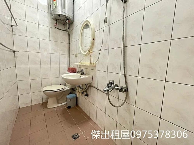 傑出租屋/市府稀有1樓,挑高,室內機車位! - Image 4