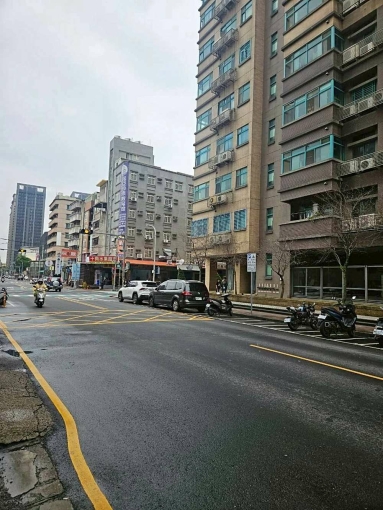 遠百旁大面寬金店面-門前可停車(租金含稅)（第1張）