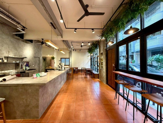 租-五期精誠v向上｜10米大面寬｜邊間*咖啡廳店面（第1張）