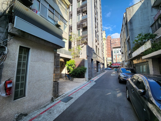 鄰近大安捷運站,公寓三樓梯間明亮,可當辦公室或工作室使用