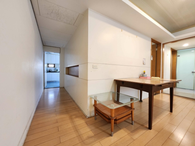 鄰近大安捷運站，公寓三樓梯間明亮，可當辦公室或工作室使用（第4張）