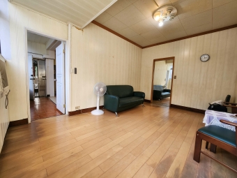 鄰近大安捷運站，公寓三樓梯間明亮，可當辦公室或工作室使用（第9張）