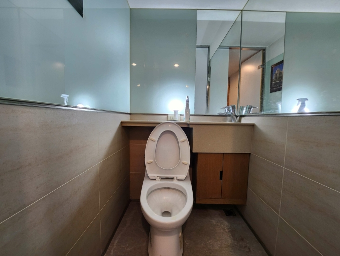 鄰近大安捷運站，公寓三樓梯間明亮，可當辦公室或工作室使用（第11張）