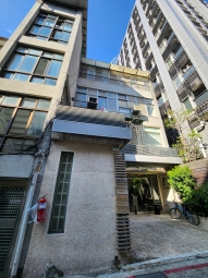 鄰近大安捷運站，公寓三樓梯間明亮，可當辦公室或工作室使用（第15張）