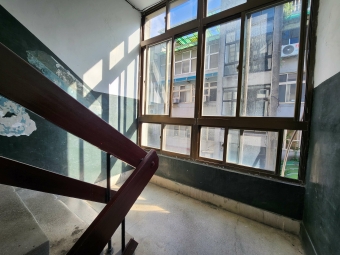 鄰近大安捷運站，公寓三樓梯間明亮，可當辦公室或工作室使用（第14張）