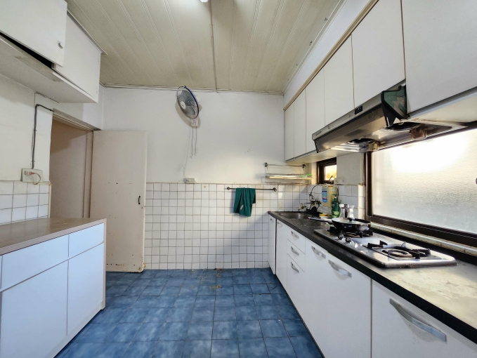 鄰近大安捷運站，公寓三樓梯間明亮，可當辦公室或工作室使用（第12張）