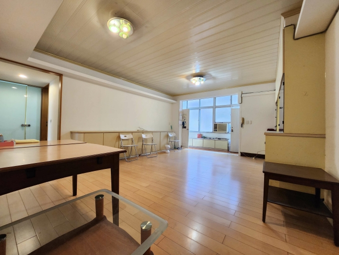 鄰近大安捷運站，公寓三樓梯間明亮，可當辦公室或工作室使用（第2張）