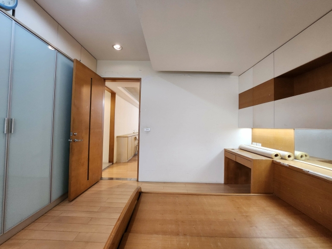 鄰近大安捷運站，公寓三樓梯間明亮，可當辦公室或工作室使用（第7張）