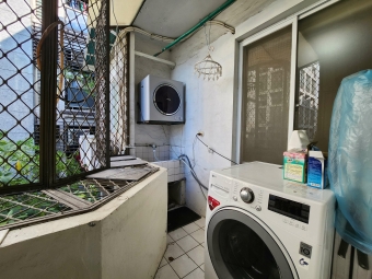 鄰近大安捷運站，公寓三樓梯間明亮，可當辦公室或工作室使用（第13張）