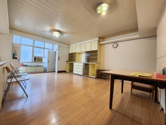 鄰近大安捷運站，公寓三樓梯間明亮，可當辦公室或工作室使用（第3張）