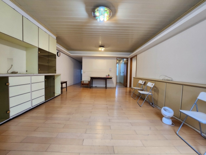 鄰近大安捷運站，公寓三樓梯間明亮，可當辦公室或工作室使用（第5張）