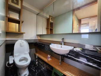 鄰近大安捷運站，公寓三樓梯間明亮，可當辦公室或工作室使用（第10張）