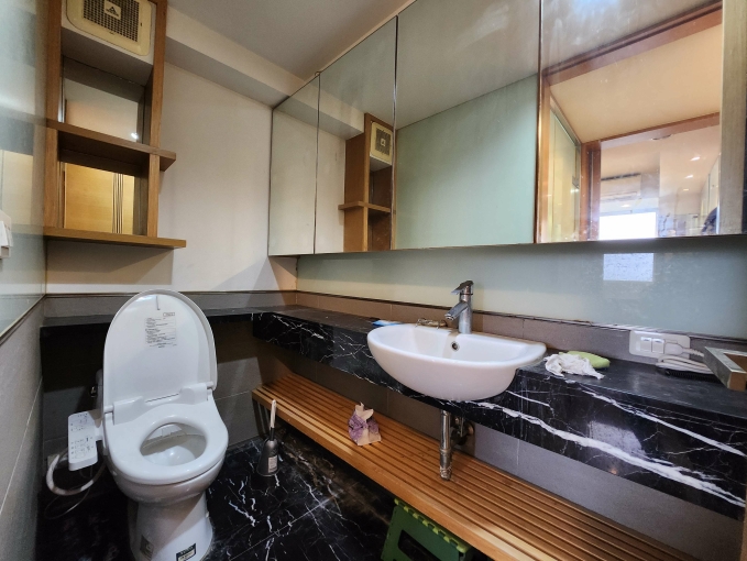 鄰近大安捷運站，公寓三樓梯間明亮，可當辦公室或工作室使用（第10張）