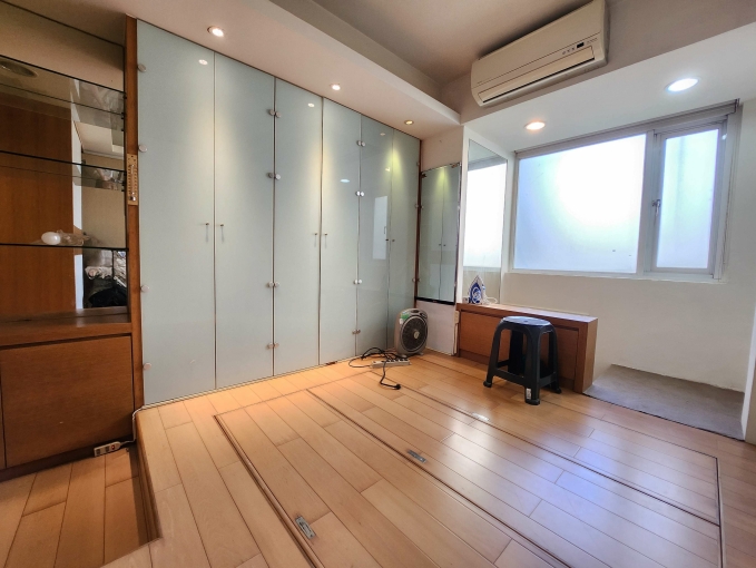 鄰近大安捷運站，公寓三樓梯間明亮，可當辦公室或工作室使用（第8張）