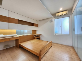 鄰近大安捷運站，公寓三樓梯間明亮，可當辦公室或工作室使用（第6張）