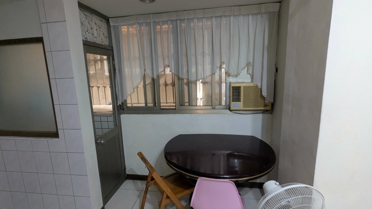 近北平路飲食街文心捷運站及學區，可租補，三臺冷氣，獨洗曬，採光好通風佳出入方便，環境安靜，禁寵物（第14張）