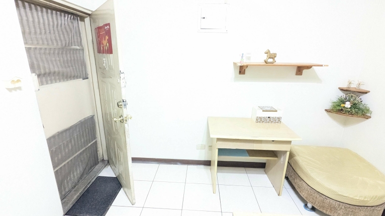 近北平路飲食街文心捷運站及學區，可租補，三臺冷氣，獨洗曬，採光好通風佳出入方便，環境安靜，禁寵物（第2張）