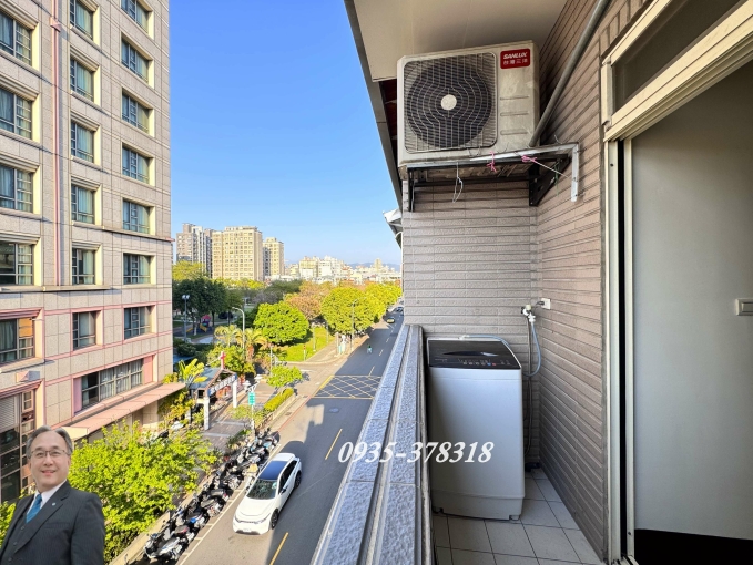 【租】民俗公園全聯(電梯)前大陽台-套房 (不寵)  請洽 : 0935-378318（第1張）