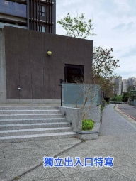 臨中華路 獨立出入口室內平面大車位（第1張）