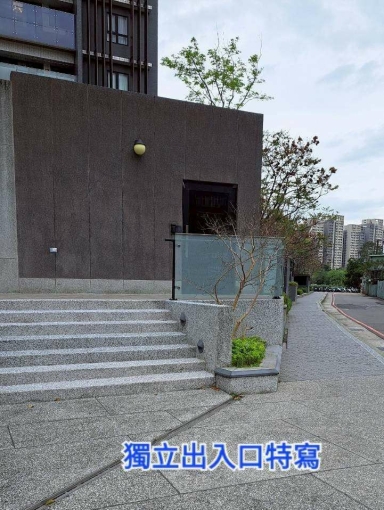 臨中華路 獨立出入口室內平面大車位（第1張）