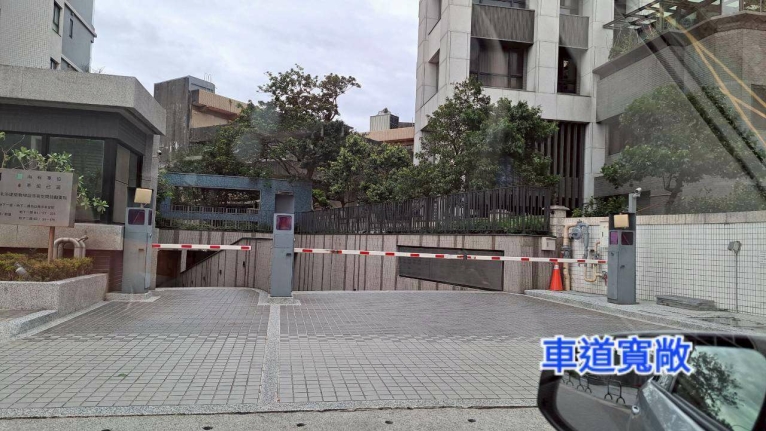 臨中華路 獨立出入口室內平面大車位（第4張）