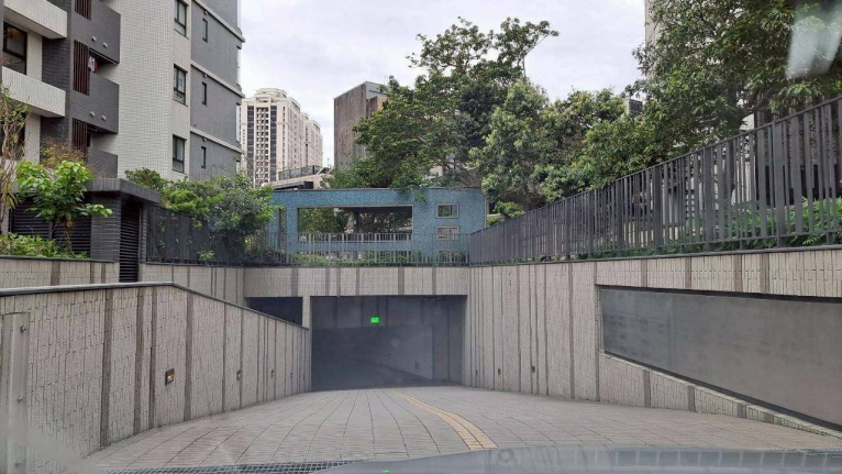 臨中華路 獨立出入口室內平面大車位（第3張）