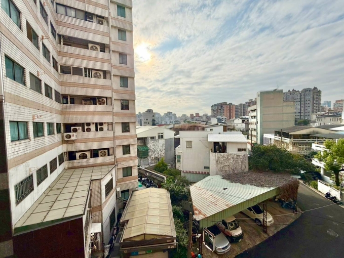 西區近精誠路中美街忠明南路陽台電梯套房~租屋最謹慎（第6張）