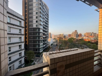 信義區.捷運松山站.獨立陽台.明亮舒適設計感大套房（第1張）