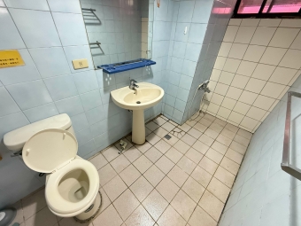 北區中國醫藥大學電梯套房大空間衛浴開窗樓下就有711 - Image 9