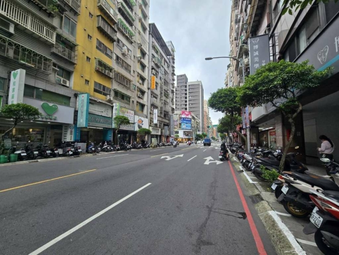 寓見忠杏◕‿◕中正臨馬路金店面(第8張)
