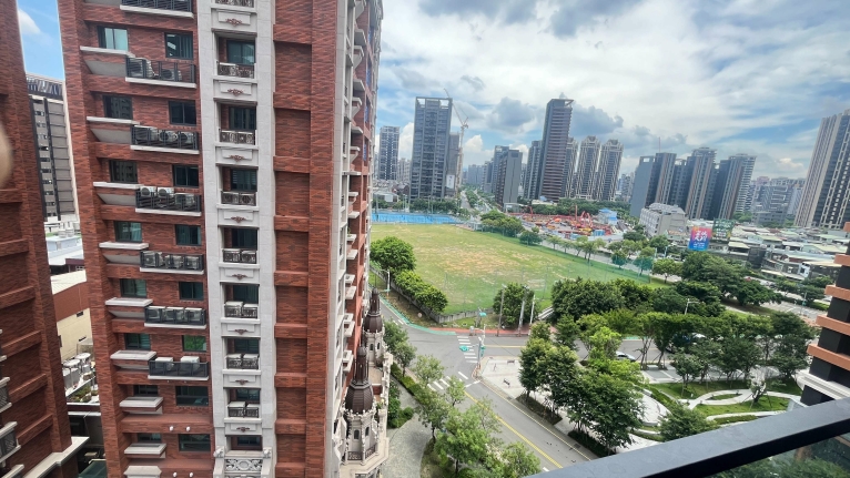 中路特區全新4房未住含平面車位機車位及管理費 - Image 1
