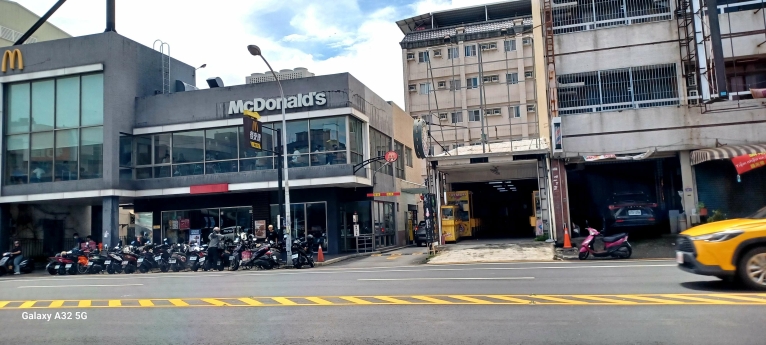 麥當勞旁商品店面（第2張）