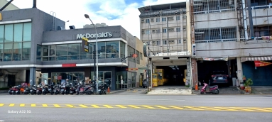 麥當勞旁商品店面（第1張）
