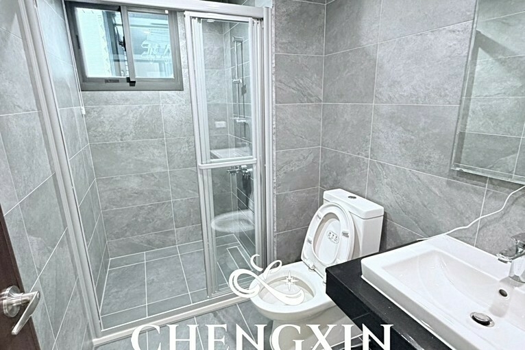 竹北喜來登遠百蛋黃區/全新完工/平面固定連號雙車位/傢俱齊全(第8張)