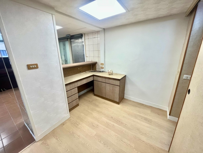 西區大ㄧ房一廳可租補🔥台水電流理台🔥更衣室🔥可美業工作室（第11張）