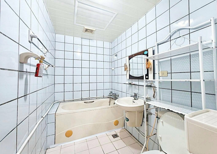 三房二廳🏠陽台獨洗🏠稀有可寵🏠租屋補助🏠電梯🏠子母車🏠流理台🏠管理員🏠家具電全配🏠浴缸（第15張）